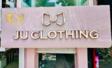 Thi công bảng hiệu JU Clothing